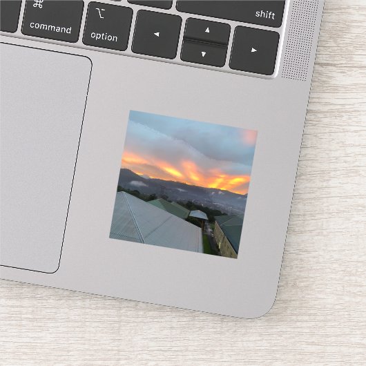 Golden Horizon - Regen über schleichende Berge Aufkleber (Ausschnitt)