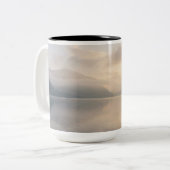 Golden Hour Mist & Boat Scenery, 15 oz Zweifarbige Tasse (Vorderseite Links)