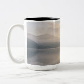 Golden Hour Mist & Boat Scenery, 15 oz Zweifarbige Tasse (Links)