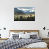 Golden Hour Misty Peaks Evergreen Forest Art Leinwanddruck (Insitu (Schlafzimmer))