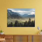 Golden Hour Misty Peaks Evergreen Forest Art Leinwanddruck (Insitu (Wohnzimmer))