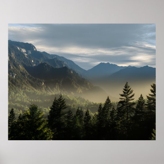 Golden Hour Misty Peaks Evergreen Forest Art Poster (Vorne)