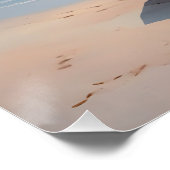 Golden Hour ruhiger Strand mit Bootsküste Poster (Ecke)