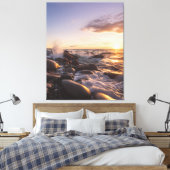 Golden Hour Sunset Waves on Rocky Shore Seascape Leinwanddruck (Insitu (Schlafzimmer))