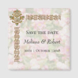 Golden Jeweled Floral Wedding Save the Date Magnet<br><div class="desc">Ein dekorativer und eleganter Magnet zum Retten des Datums,  mit einem weichen Blumenmuster in Pastelltönen im Hintergrund,  mit einem goldfarbenen Zierrahmen auf der oben links Seite,  mit einem goldenen und smaragdfarbenen Juwel. Dieses hübsche Hochzeitsmemento ist Teil eines größeren Set von Hochzeitskunst und passenden Gefälligkeiten,  die Sie Karo hier: https://www.zazzle.com/collections/golden_jeweled_floral_wedding-119090569795072593</div>