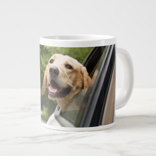 Golden Labrador in Rearview Mirror Jumbo-Tasse