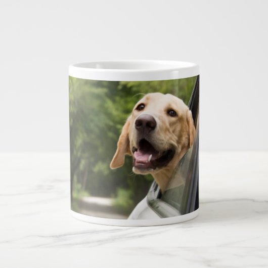 Golden Labrador in Rearview Mirror Jumbo-Tasse (Vorderseite)