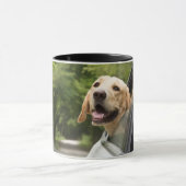 Golden Labrador in Rearview Mirror Tasse (Zentrum)