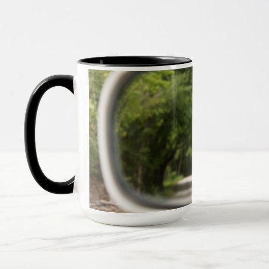 Golden Labrador in Rearview Mirror Tasse (Links)