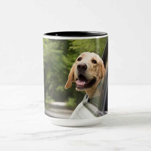 Golden Labrador in Rearview Mirror Tasse (Zentrum)