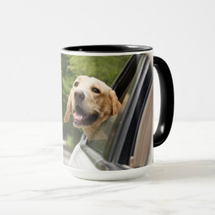 Golden Labrador in Rearview Mirror Tasse