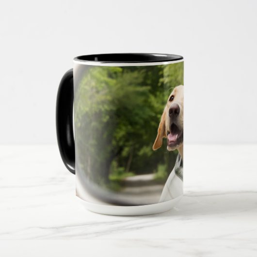 Golden Labrador in Rearview Mirror Tasse (Vorderseite Links)