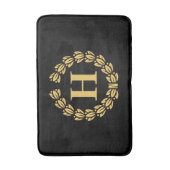 Golden Laurel Wreath Monogram Badematte (Vorderseite Vertikal)