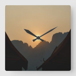 Golden light on the peaks: sunset in Vang Vieng Quadratische Wanduhr