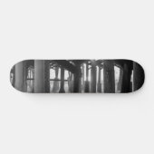 Golden Light Shines durch Graustufen Skateboard (Horizontal)