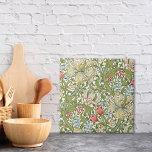 Golden Lily Wildblumen William Morris Fliese<br><div class="desc">Eine dekorative Keramik mit Blumenmuster,  die ursprünglich vom britischen Künstler William Morris aus der Zeit der Künste und des Kunsthandwerks entworfen wurde. Goldgekleidete Lilien mit roten und blauen Wildblumen.</div>