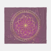 Golden Mandala auf Plum | Elegante Sacred Geometry Fleecedecke (Vorderseite (Horizontal))