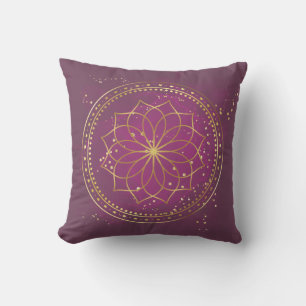 Golden Mandala auf Plum   Elegante Sacred Geometry Kissen