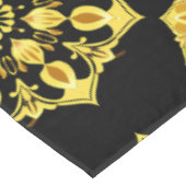 Golden Mandala Design mit symmetrischen Mustern Tischdecke (Schrägansicht)