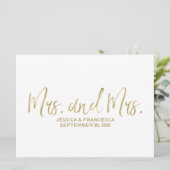 Golden "Mrs. and Mrs." Lesbian Wedding Sign Einladung (Stehend Vorderseite)