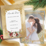 Golden Opulence Weihnachten Blumenzehen Save The Date<br><div class="desc">Erleben Sie eine unvergessliche Winterhochzeit mit diesem eleganten Save the Date-Design, das ein üppiges Gewirr aus Weihnachtsliedern, Poinsettia, Heilig und Kiefer, ein weißes Etikett mit verziertem Goldrahmen und einem opulenten Imitat aus metallischem Goldgradientengefälle mit Damast-Mustern bietet. Enthält ein benutzerdefiniertes Gold-Wappen mit Textfeldern. Zurück zeigt Fotovorlage mit optionalem verzierten Rahmen aus...</div>