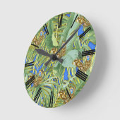 Golden Peacock Blätter auf Cerulean Blue Runde Wanduhr (Winkel)