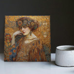 Golden Phase Gustav Klimt Mosaic Edwardian Frau Fliese<br><div class="desc">Diese wunderschöne Keramik-Kachel zeigt ein Kunstwerk, das von Gustav Klimts "goldener Phase" inspiriert wurde und eine Frau aus der Ära Edwards darstellt. Während dieser Zeit war Klimt von byzantinischen Mosaiken fasziniert und entwickelte seine Mosaik-Technik unter Verwendung von Blattgold und lebhaften Farben. Dieses Kunstwerk würdigt Klimts innovative Mosaik-Herangehensweise und zeigt die...</div>