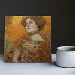Golden Phase Gustav Klimt Mosaic Edwardian Frauen  Fliese<br><div class="desc">Diese wunderschöne Keramik-Kachel zeigt ein Kunstwerk, das von Gustav Klimts "goldener Phase" inspiriert wurde und eine Frau aus der Ära Edwards darstellt. Während dieser Zeit war Klimt von byzantinischen Mosaiken fasziniert und entwickelte seine Mosaik-Technik unter Verwendung von Blattgold und lebhaften Farben. Dieses Kunstwerk würdigt Klimts innovative Mosaik-Herangehensweise und zeigt die...</div>