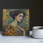 Golden Phase Gustav Klimt Mosaic Edwardian Frauen  Fliese<br><div class="desc">Diese wunderschöne Keramik-Kachel zeigt ein Kunstwerk, das von Gustav Klimts "goldener Phase" inspiriert wurde und eine Frau aus der Ära Edwards darstellt. Während dieser Zeit war Klimt von byzantinischen Mosaiken fasziniert und entwickelte seine Mosaik-Technik unter Verwendung von Blattgold und lebhaften Farben. Dieses Kunstwerk würdigt Klimts innovative Mosaik-Herangehensweise und zeigt die...</div>