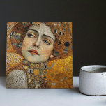 Golden Phase Gustav Klimt Mosaic Edwardian Frauen  Fliese<br><div class="desc">Diese wunderschöne Keramik-Kachel zeigt ein Kunstwerk, das von Gustav Klimts "goldener Phase" inspiriert wurde und eine Frau aus der Ära Edwards darstellt. Während dieser Zeit war Klimt von byzantinischen Mosaiken fasziniert und entwickelte seine Mosaik-Technik unter Verwendung von Blattgold und lebhaften Farben. Dieses Kunstwerk würdigt Klimts innovative Mosaik-Herangehensweise und zeigt die...</div>