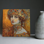 Golden Phase Gustav Klimt Mosaic Edwardian Frauen  Fliese<br><div class="desc">Diese wunderschöne Keramik-Kachel zeigt ein Kunstwerk, das von Gustav Klimts "goldener Phase" inspiriert wurde und eine Frau aus der Ära Edwards darstellt. Während dieser Zeit war Klimt von byzantinischen Mosaiken fasziniert und entwickelte seine Mosaik-Technik unter Verwendung von Blattgold und lebhaften Farben. Dieses Kunstwerk würdigt Klimts innovative Mosaik-Herangehensweise und zeigt die...</div>