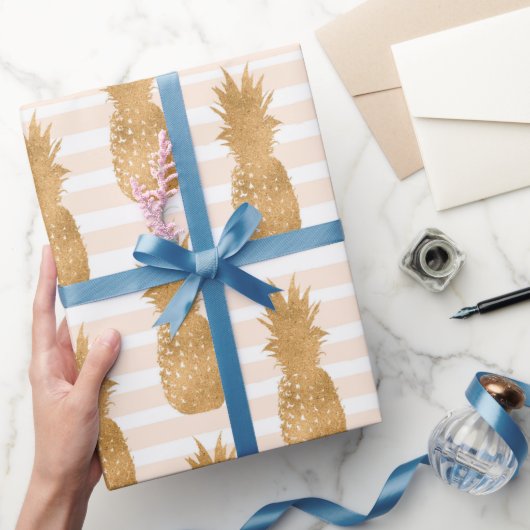 Golden Pineapples Pattern Tropical Geschenkpapier (Schenken)