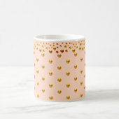 Golden Polka Dots Confetti auf Korallenrosa Kaffeetasse (Mittel)