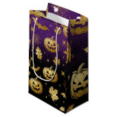 Golden Pumpkin Glow – Elegant Halloween Gift Bag Kleine Geschenktüte (Vorderseite Schrägansicht)