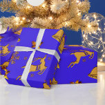 Golden Reindeer Blauer Weihnachten Geschenkpapier<br><div class="desc">Ein festliches Weihnachtspapier mit einem Muster aus goldenen Rentieren,  Weihnachtsglocken,  goldfarbenem Shelly mit roten Ruby-Beeren und goldenen Schneeflocken auf einem farbenprächtigen blauen Hintergrund.</div>