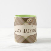 Golden Retriever auf braunem kariertem Muster mit Tasse (Zentrum)