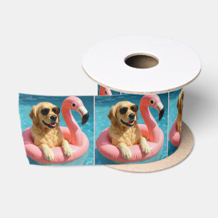 Golden Retriever auf einem Flamingo-Poolspielzeug Satinband