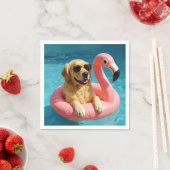 Golden Retriever auf einem Flamingo-Poolspielzeug Serviette (Beispiel)