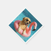 Golden Retriever auf einem Flamingo-Poolspielzeug Serviette (Ecke)