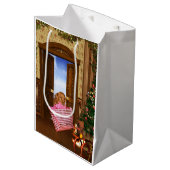 Golden Retriever beendet Weihnachts-Shopping Mittlere Geschenktüte (Vorderseite Schrägansicht)