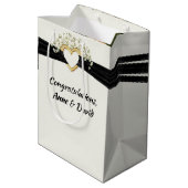 Golden Retriever Bride and Groom Portrait Mittlere Geschenktüte (Rückseite Schrägansicht)