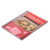 Golden retriever, das Stand küsst Notizblock (Linke Seite)