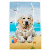 Golden Retriever Dog on Beach Mittlere Geschenktüte (Vorderseite)