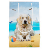Golden Retriever Dog on Beach Mittlere Geschenktüte (Rückseite)