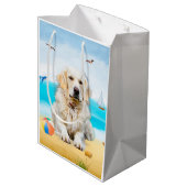 Golden Retriever Dog on Beach Mittlere Geschenktüte (Rückseite Schrägansicht)