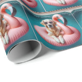 Golden Retriever Floating In a Flamingo Pool Toy Geschenkpapier (Rolleneckpunkt)