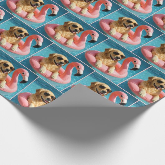 Golden Retriever Floating On a Flamingo Pool Toy Geschenkpapier (Ecke)