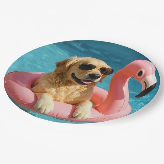 Golden Retriever Floating On a Flamingo Pool Toy Pappteller (Schrägansicht)