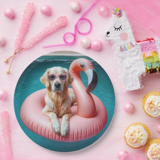 Golden Retriever Floating On a Flamingo Pool Toy Pappteller (Party)