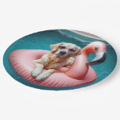 Golden Retriever Floating On a Flamingo Pool Toy Pappteller (Schrägansicht)
